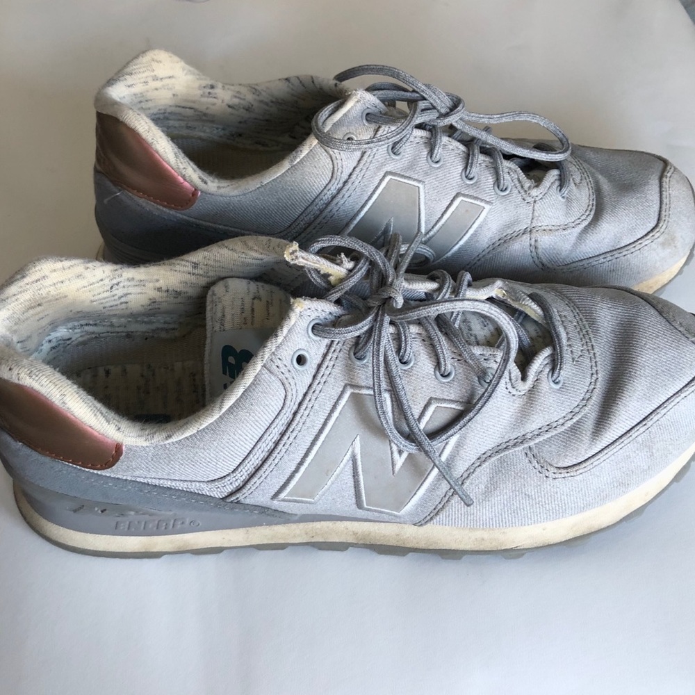 New Balance sneakers with metallic back